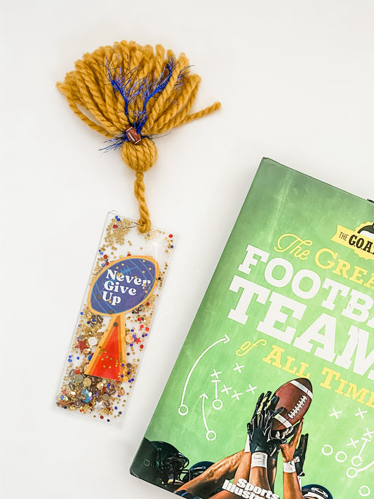 "NEVER GIVE UP" RETRO FOOTBALL TROPHY GLITTERMARK